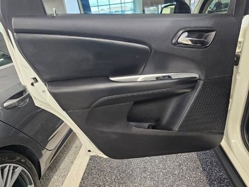 Used 2018 Dodge Journey SE image 25