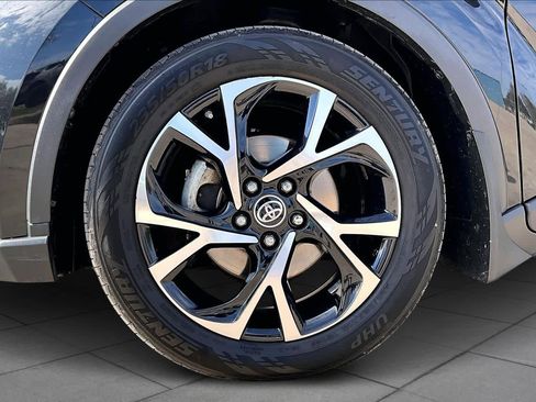 Used 2022 Toyota C-HR XLE image 10