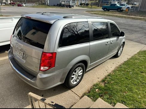 Used 2019 Dodge Grand Caravan SXT FWD image 2