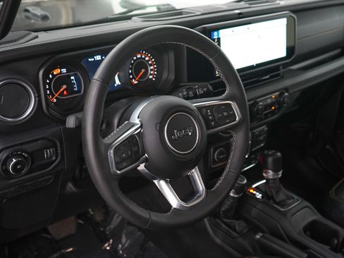 Used 2025 Jeep Wrangler Unlimited Sahara AWD/4WD image 19