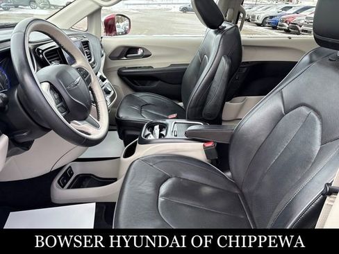 Used 2017 Chrysler Pacifica Limited image 9