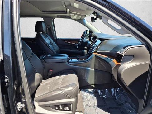 Used 2019 Cadillac Escalade Luxury AWD/4WD image 21