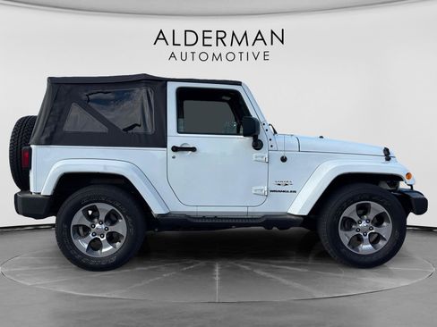 Used 2017 Jeep Wrangler Sahara w/ Connectivity Group AWD/4WD image 6