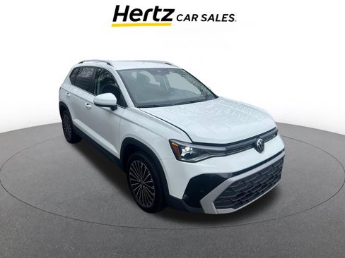 Used 2025 Volkswagen Taos SE image 1