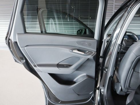 Used 2025 Audi Q6 e-tron Premium image 26