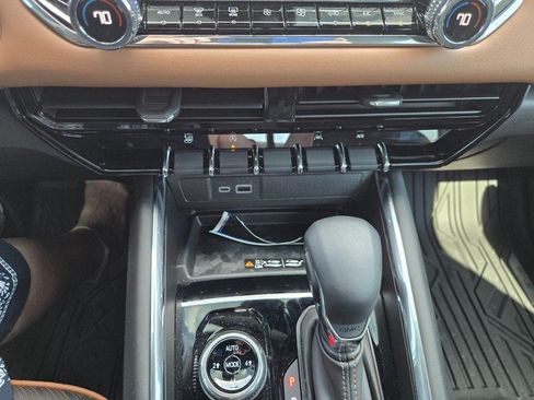 Used 2024 GMC Canyon AT4 w/ AT4 Premium Package AWD/4WD image 12