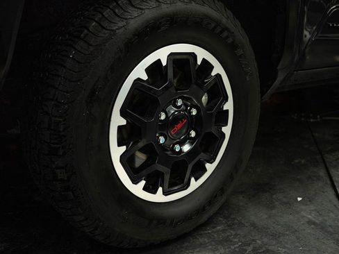 Used 2025 Toyota Tacoma TRD Off-Road image 3