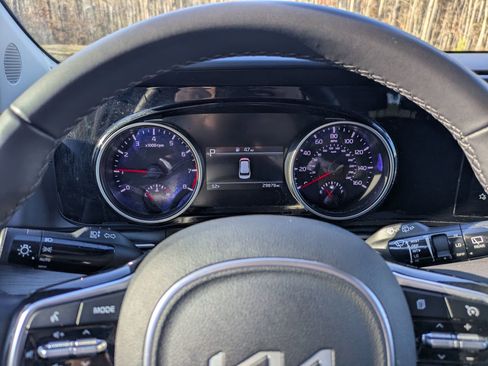 Used 2024 Kia Carnival EX image 17