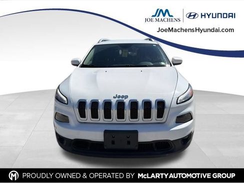Used 2017 Jeep Cherokee Latitude AWD/4WD image 3