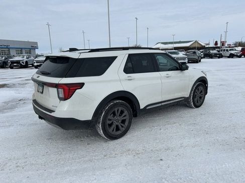Used 2025 Ford Explorer Active w/ Active Comfort Package image 3