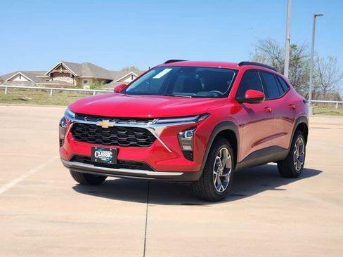 New 2026 Chevrolet Trax LT w/ Driver Confidence Package FWD image 3