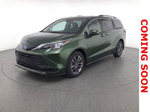 Used 2023 Toyota Sienna LE FWD image 1