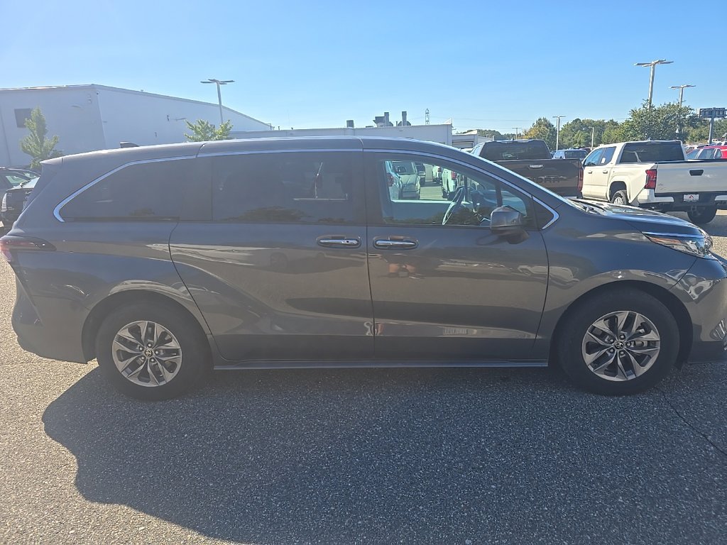 Used 2025 Toyota Sienna XLE FWD image 4