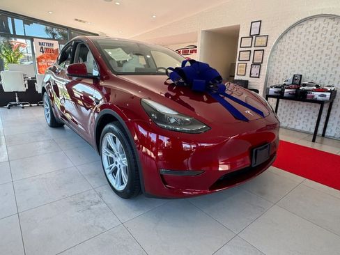 Used 2024 Tesla Model Y Long Range AWD/4WD image 3
