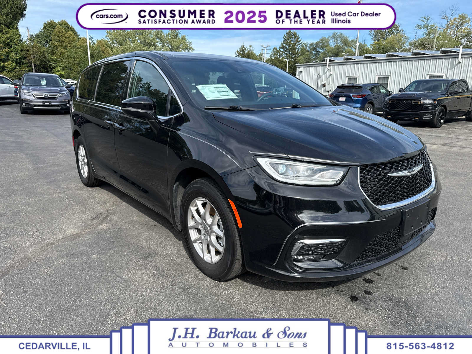 Used 2024 Chrysler Pacifica Touring FWD image 1