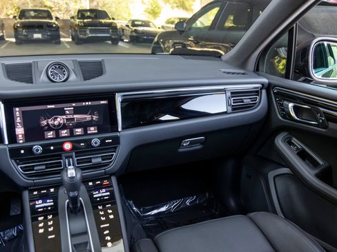 Certified 2026 Porsche Macan AWD/4WD image 48
