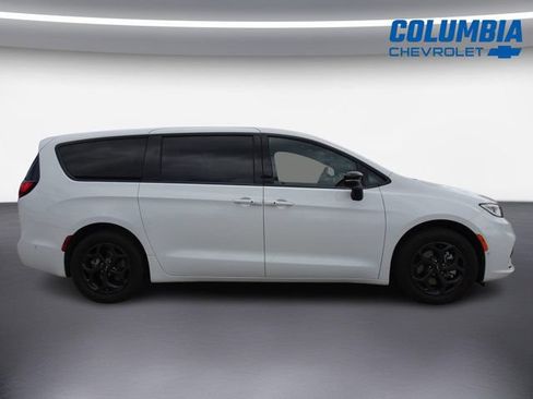 Used 2024 Chrysler Pacifica Limited w/ Uconnect Theater Family Group FWD image 2