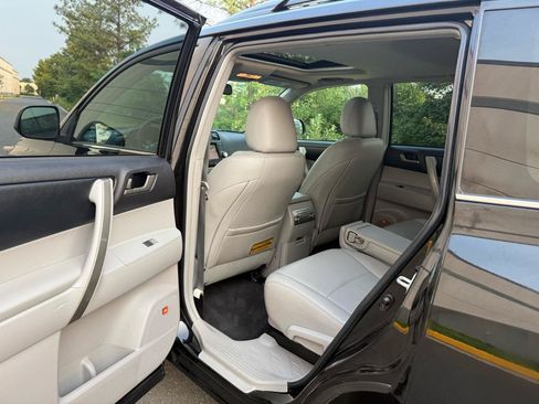 Used 2011 Toyota Highlander SE w/ Tow Pkg AWD/4WD image 31