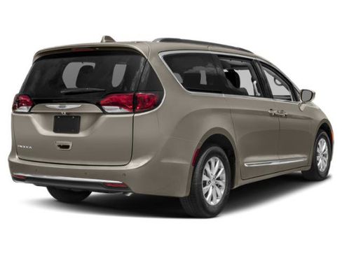 Used 2018 Chrysler Pacifica Touring-L FWD image 2