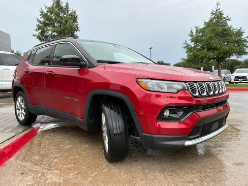 Used 2025 Jeep Compass Limited AWD/4WD image 4