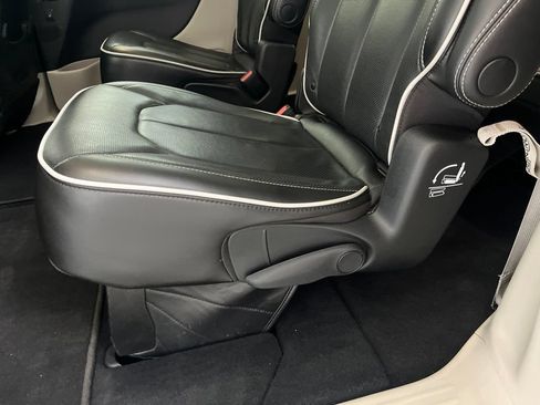 Used 2023 Chrysler Pacifica Limited FWD image 53