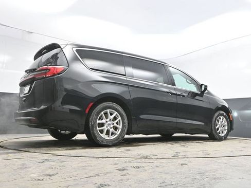 Used 2023 Chrysler Pacifica Touring-L image 43