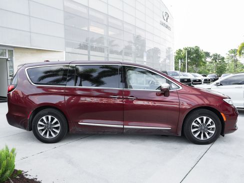 Used 2022 Chrysler Pacifica Limited w/ Uconnect Theater Family Group FWD image 10