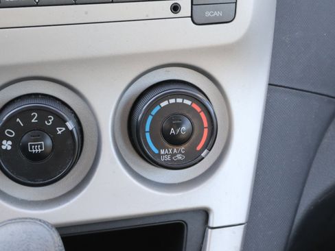 Used 2010 Pontiac Vibe w/ Preferred Package image 28