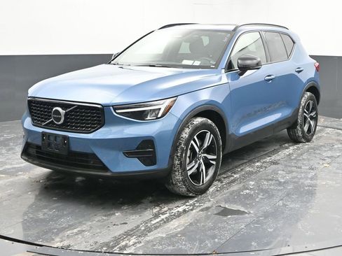 Used 2024 Volvo XC40 B5 Core image 5