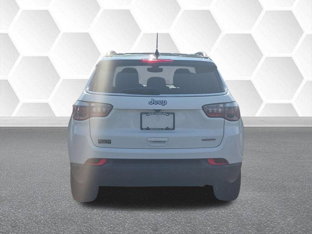 Used 2018 Jeep Compass Latitude w/ Popular Equipment Group FWD image 4