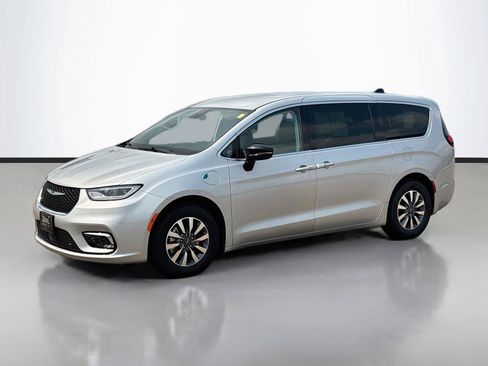 Used 2024 Chrysler Pacifica Limited FWD image 4