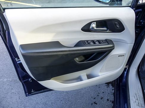 Used 2020 Chrysler Pacifica Limited image 24