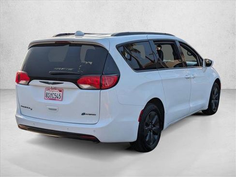 Used 2020 Chrysler Pacifica Touring-L w/ S Appearance Package image 6