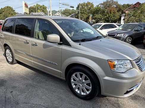 Used 2016 Chrysler Town & Country Touring w/ Driver Convenience Group image 9