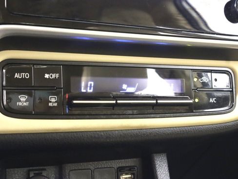 Used 2019 Toyota Corolla LE w/ Carpet Mat Package (TMS) FWD image 21