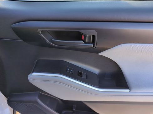 Certified 2025 Toyota Highlander LE FWD image 26