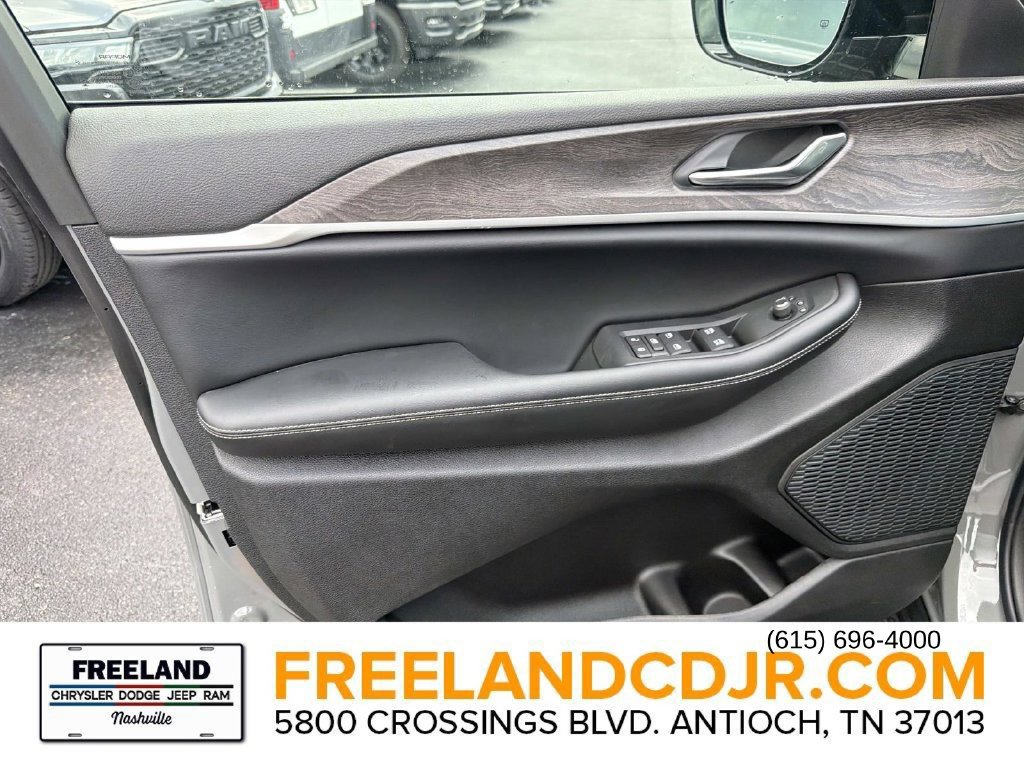 New 2027 Jeep Grand Cherokee Altitude AWD/4WD image 17
