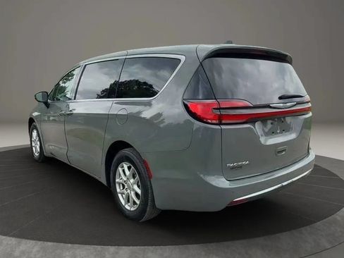 Used 2023 Chrysler Pacifica Touring-L FWD image 5