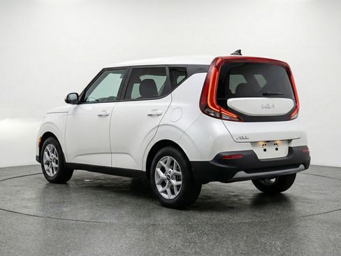 Used 2025 Kia Soul LX w/ LX Technology Package FWD image 6