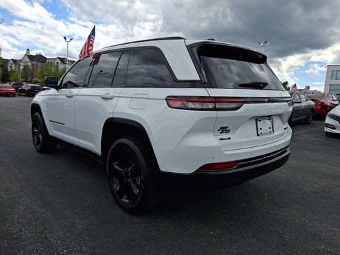 Certified 2024 Jeep Grand Cherokee Limited w/ Black Appearance Package AWD/4WD image 4