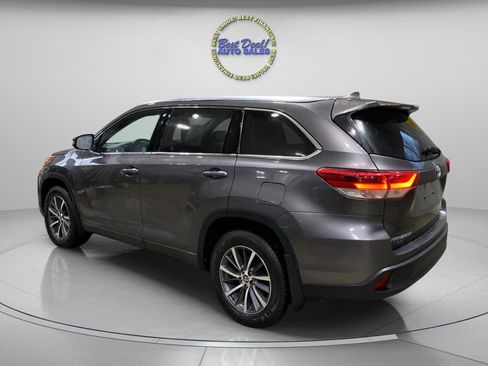 Used 2018 Toyota Highlander XLE image 3