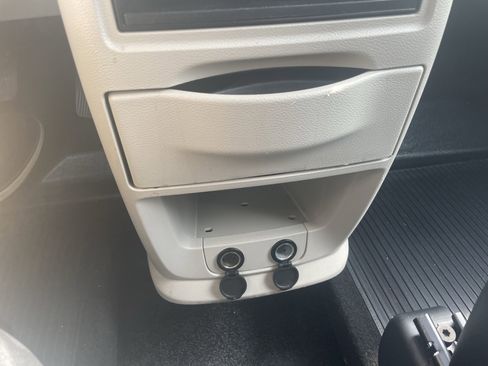 Used 2016 Chrysler Town & Country Touring image 22