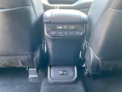Used 2022 Toyota Highlander XLE FWD image 29