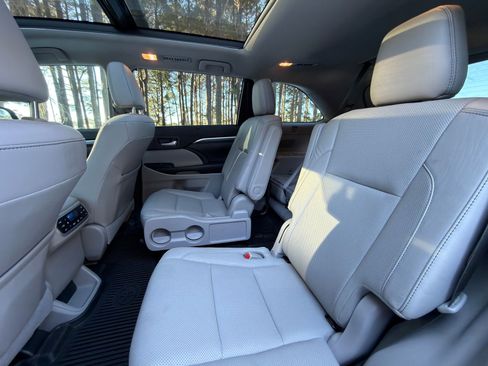 Used 2019 Toyota Highlander Limited Platinum image 14