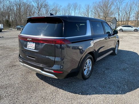 Used 2023 Kia Carnival LX FWD image 3