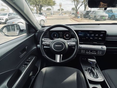 Used 2025 Hyundai Kona SEL image 11