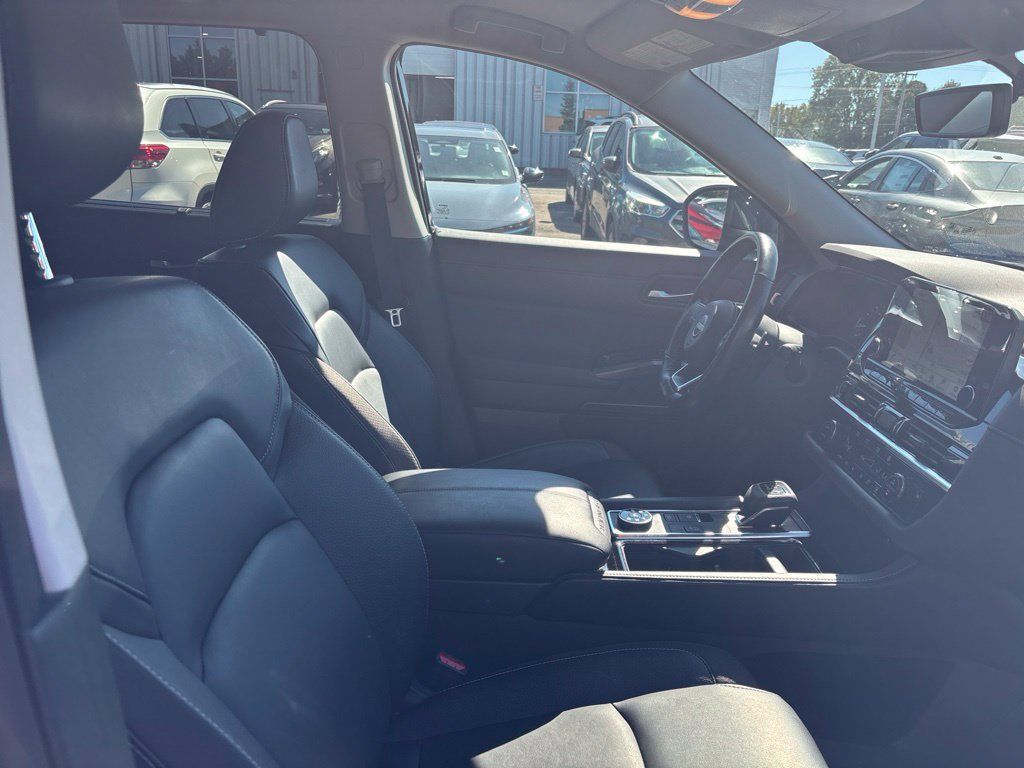 Used 2024 Nissan Pathfinder SL AWD/4WD image 22
