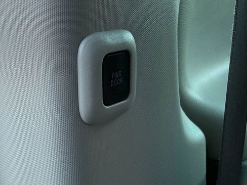 Used 2013 Toyota Sienna LE image 45