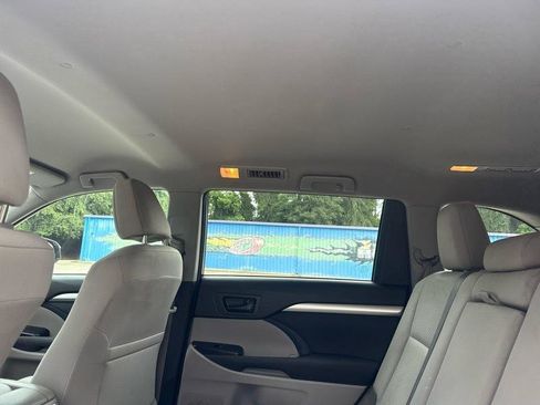 Used 2016 Toyota Highlander LE FWD image 21