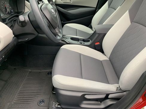 Used 2025 Toyota Corolla LE image 9